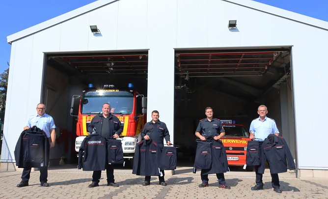 Neue Dienstkleidung gab es heute f&uuml;r die Feuerwehr in Sundhausen (Foto: Stadtverwaltung Nordhausen)