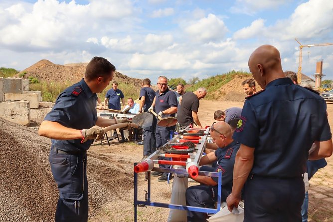Ganz praktisch ging es beim "Forum kommunale Hochwasserabwehr" zu (Foto: Stadtverwaltung Nordhausen)