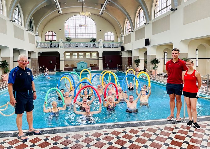 Reiner Berndt (links) organisiert seit Jahren den Seniorensport im KSB Nordhausen (Foto: Badehaus)