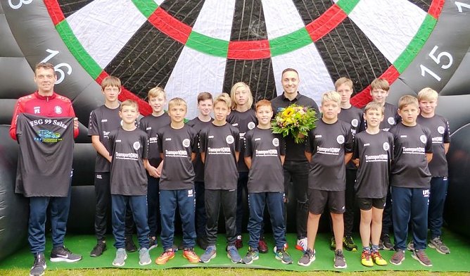 Die D-Junioren in ihren neuen Shirts (Foto: FSG Salza)