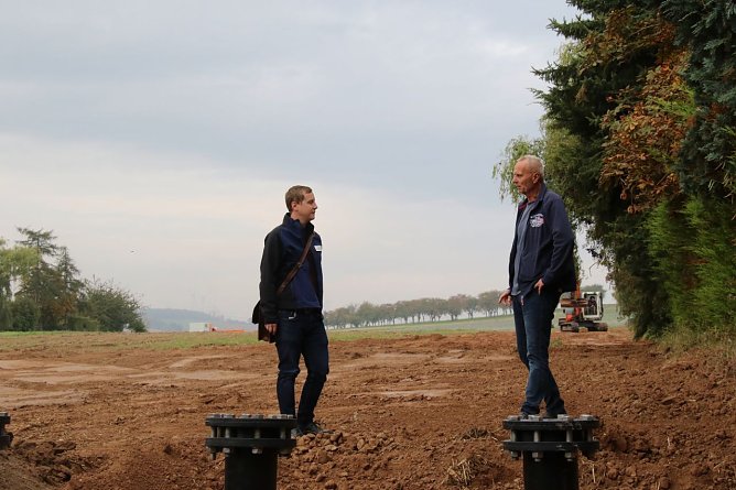 v.l.: Tim H&ouml;rth und und Hans-J&uuml;rgen Weidt auf dem Kollektorfeld in Werther (Foto: agl)