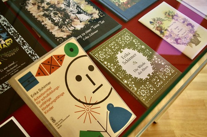 Zum Werk Schirmers gehören nicht nur die Zeilen eines Liedes und viele Scherenschnitte (Foto: agl) Zum Werk Schirmers gehören nicht nur die Zeilen eines Liedes und viele Scherenschnitte (Foto: agl)