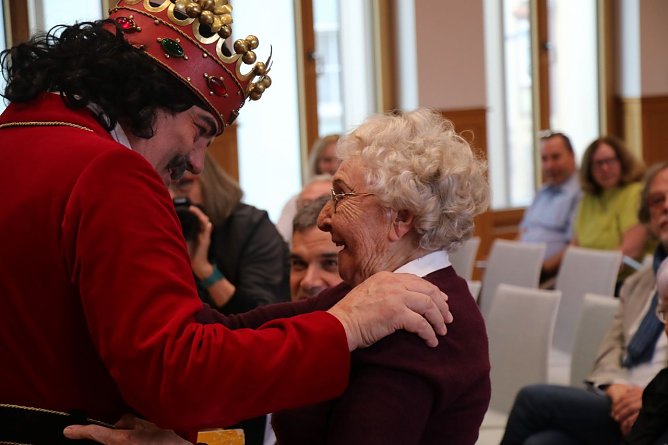 Zu Ehren der Ehrenbürgerin übten sich der Roland und seine Konfiefchen im singen (Foto: agl) Zu Ehren der Ehrenbürgerin übten sich der Roland und seine Konfiefchen im singen (Foto: agl)