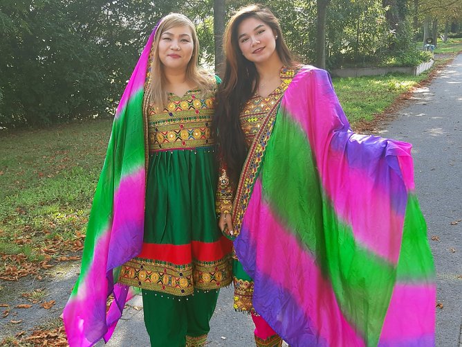 Zahra Nazari und Sara Rasuli in traditioneller Kleidung (Foto: Jugendsozialwerk Nordhausen) Zahra Nazari und Sara Rasuli in traditioneller Kleidung (Foto: Jugendsozialwerk Nordhausen)