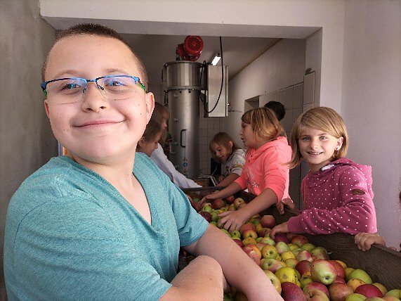 Stolze 1020 Kilogramm &Auml;pfel brachten die Sch&uuml;lerinnen und Sch&uuml;ler zusammen. Verarbeitet wurde das ganze  in der Hofmosterei Ibe (Foto: Kerstin Schiller-Benkstein)