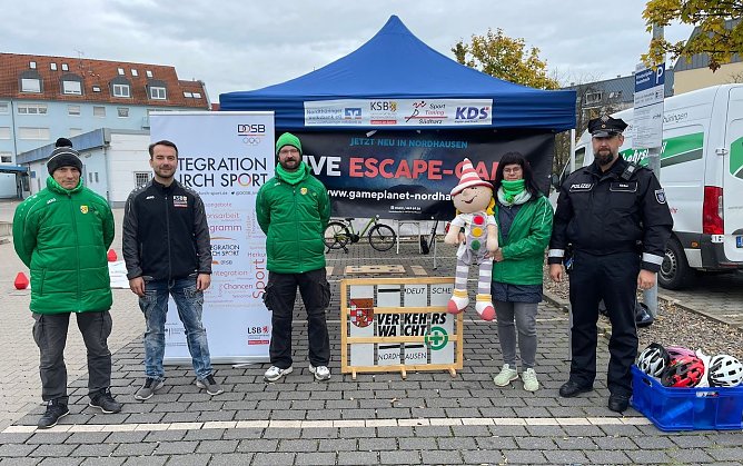 Polizei, Verkehrswacht und Kreissportbund arbeiten Hand in Hand (Foto: J.Kleinschmidt) Polizei, Verkehrswacht und Kreissportbund arbeiten Hand in Hand (Foto: J.Kleinschmidt)