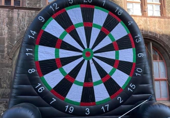 Die sechs Meter hohe Dartscheibe (Foto: KSB)