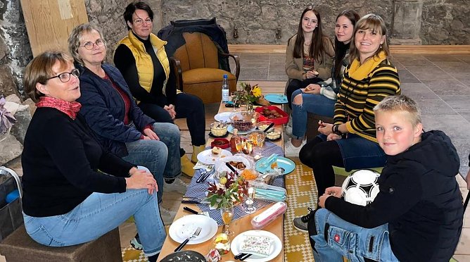 Ellricher (s)a&szlig;en zusammen (Foto: Regina Englert)