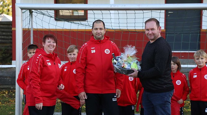 Neue Trainingsanzüge für Salzas E2 (Foto: privat) Neue Trainingsanzüge für Salzas E2 (Foto: privat)