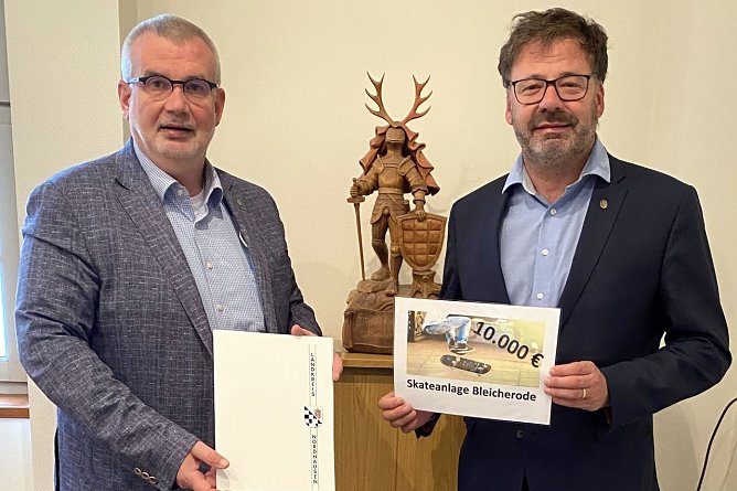 Bürgermeister Rostek (re.) erhält den Zuwendungsbescheid (Foto: J.Piper) Bürgermeister Rostek (re.) erhält den Zuwendungsbescheid (Foto: J.Piper)