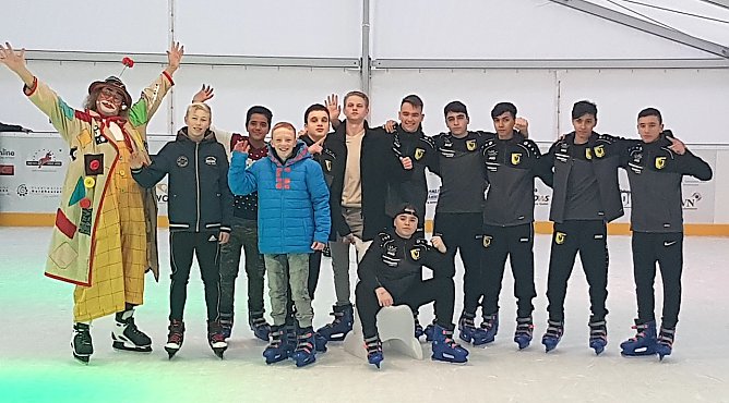 Sport- und Spielspa&szlig; auf der Parkdeck-Eisbahn ist garantiert (Foto: Manthey Events)