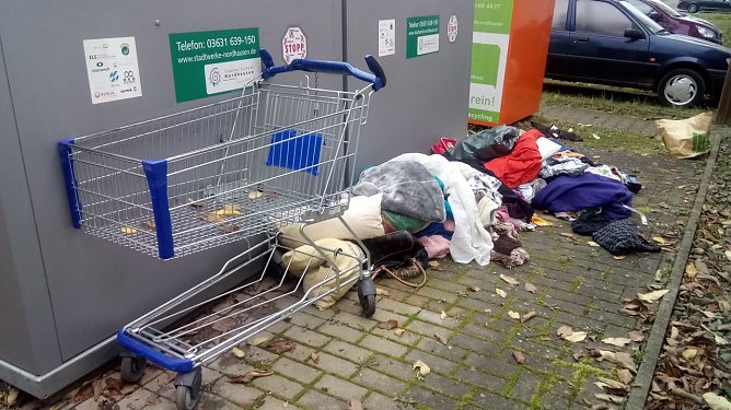 Alle Bem&uuml;hungen, den Bereich um die Container in der Yorckstra&szlig;e f&uuml;r l&auml;ngere Zeit sauber zu halten, blieben bislang erfolglos. (Foto: Anton Adlerauge)