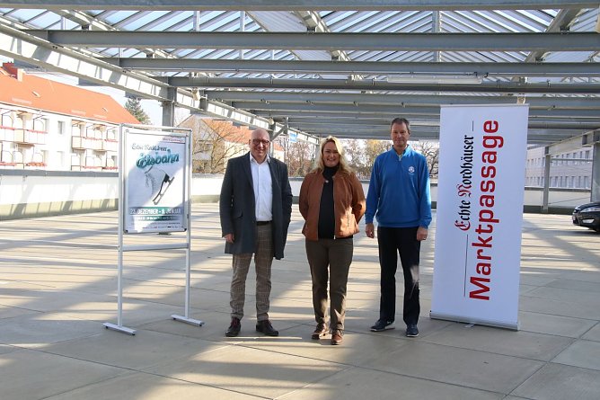 Wollen den Menschen eine eisige Freude rund ums Fest bereiten: (v.l.) Torsten Pietzsch, Anjane Wallenta von der Marktpassage und Andreas Meyer vom LK Sportmarketing (Foto: agl)