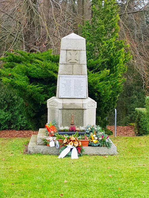 Kiregerdenkmal in Steigerthal mit frischen Gestecken (Foto: C.Wilhelm) Kiregerdenkmal in Steigerthal mit frischen Gestecken (Foto: C.Wilhelm)
