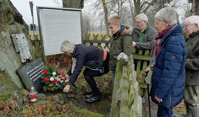 Gedenken in Sophienhof am Kriegerdenkmal (Foto: W.Jörgens) Gedenken in Sophienhof am Kriegerdenkmal (Foto: W.Jörgens)