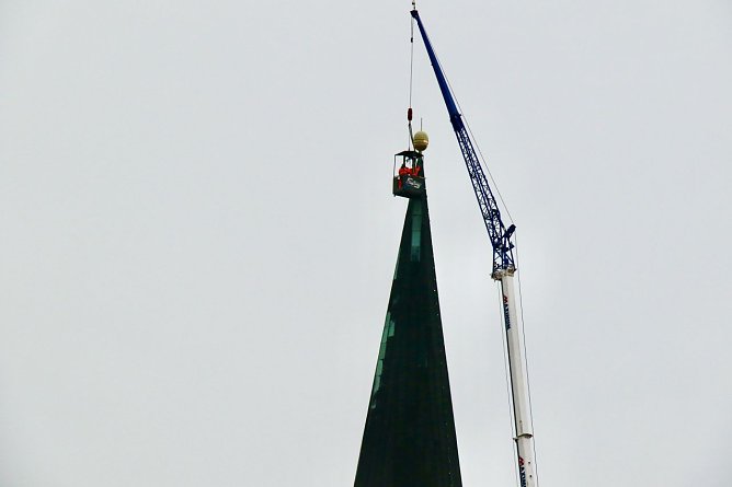 In luftiger Höhe wurde heute die Festbeleuchtung am Petri-Turm angebracht (Foto: agl) In luftiger Höhe wurde heute die Festbeleuchtung am Petri-Turm angebracht (Foto: agl)