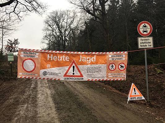 Das Forstamt Lauterberg weist am 23. November mit Bannern auf die Jagd in seinen W&auml;ldern zwischen Braunlage und Hohegei&szlig; hin. (Foto: Forstamt Bad Lauterberg)