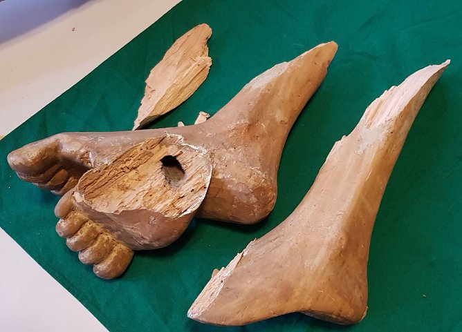 Beschädigte Teile der zerstörten Jesus-Figur (Foto: Evangelischer Kirchenkreis Südharz) Beschädigte Teile der zerstörten Jesus-Figur (Foto: Evangelischer Kirchenkreis Südharz)