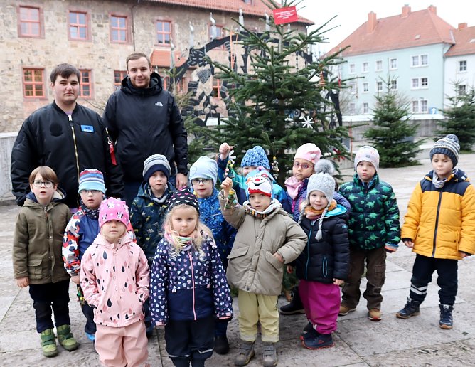 Die Kinder aus der KiTa Traumzauber halfen schm&uuml;cken (Foto: &copy; Stadt Nordhausen)