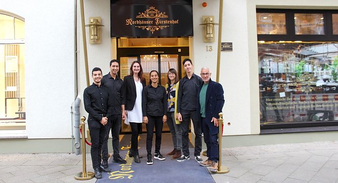 Die vier Neuen im Kreise ihrer Ausbilder und Unterstützer (Foto: Eva Wiegand) Die vier Neuen im Kreise ihrer Ausbilder und Unterstützer (Foto: Eva Wiegand)