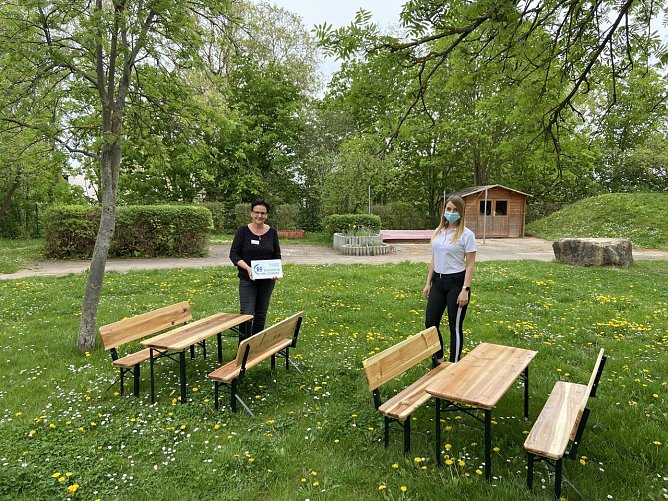  Das "Haus Kunterbunt" konnte 2020 mit der Idee eines "Gr&uuml;nen Gruppenzimmer" &uuml;berzeugen und konnte dank der WBG Sitzm&ouml;bel f&uuml;r den Au&szlig;enbereich aus Naturholz anschaffen. v.l.: die Leiterin des Hauses "Kunterbunt" in Nordhausen, Ines Neitzel und Laura Seibt aus dem Team Sozialmanagement der WBG S&uuml;dharz   (Foto: WBG S&uuml;dharz)