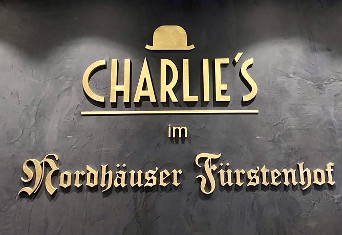 Glamouröser Schriftzug über dem Büffet (Foto: oas) Glamouröser Schriftzug über dem Büffet (Foto: oas)