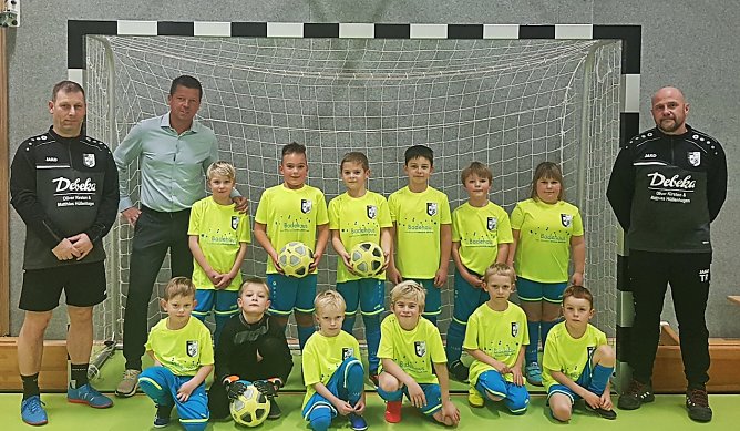 Badehauschef Jens Eisenschmidt mit den jungen Harztor-Kickern (Foto: H.Hieronymus)