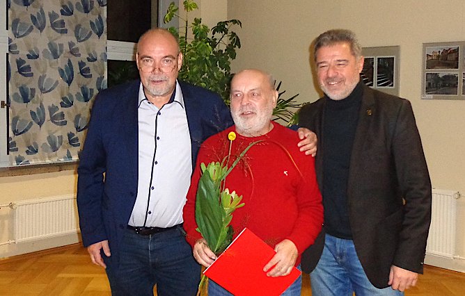 Hans Georg M&uuml;ller (li.) im Kreise von Parteifreunden (Foto: HG Backhaus)