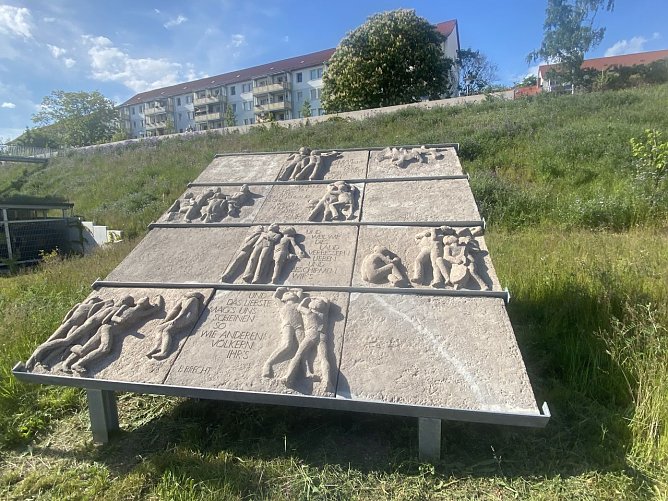 Betonrelief am Marienweg (Foto: Pia Wienrich)