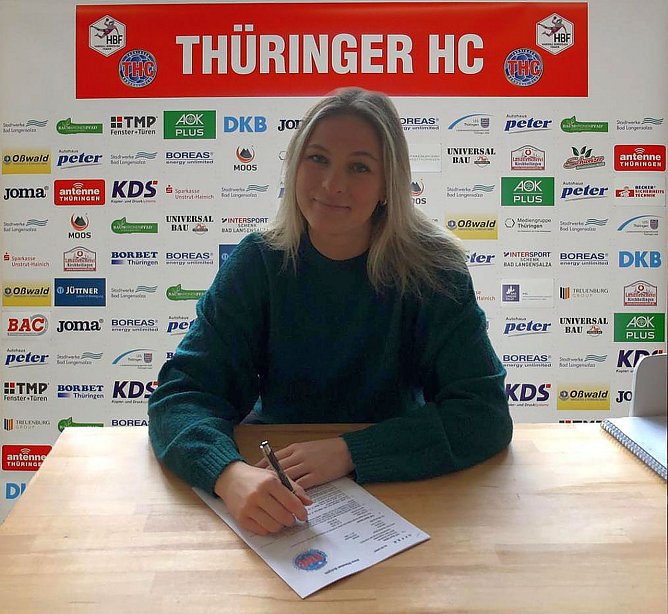 Irma Schj&ouml;t bei der Vertragsunterzeichnung (Foto: Th&uuml;ringer HC)