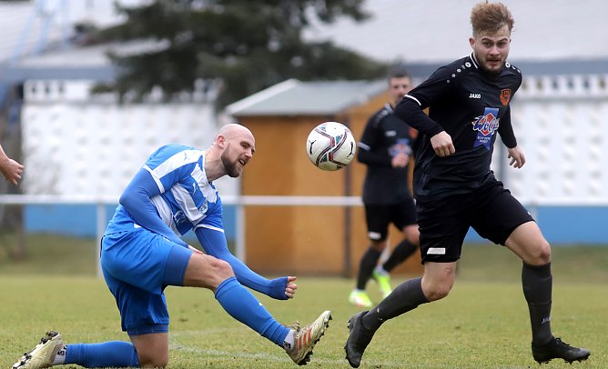 Voller Einsatz wie hier von Felix Schwerdt im Spiel gegen Gera wird n&ouml;tig sein, um das gro&szlig;e Ziel Klassenerhalt zu erreichen. (Foto: M.Liedke)