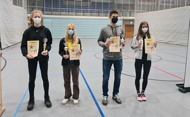 (v.l.) Jenny Bierwisch, Lenya Kurtz, Wilhelm Herbst, Mara Nikoleizig (Foto: H.Roeder) (v.l.) Jenny Bierwisch, Lenya Kurtz, Wilhelm Herbst, Mara Nikoleizig (Foto: H.Roeder)