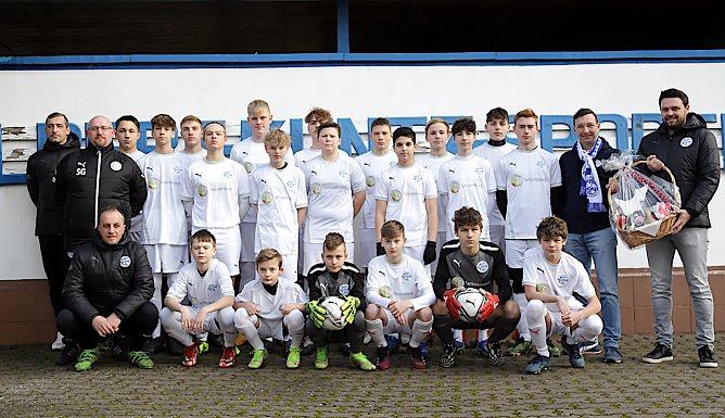 Mannschaft, Trainer und Sponsor vor dem Speil am Samstag  (Foto: M.Liedke)
