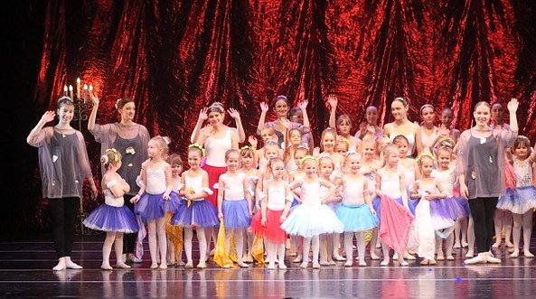 Umjubelter Auftritt im Theater: Tanzstudio Radeva (Foto: D.Radev) Umjubelter Auftritt im Theater: Tanzstudio Radeva (Foto: D.Radev)