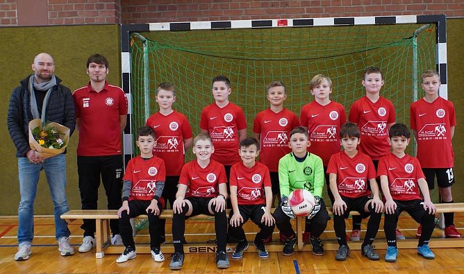 &Uuml;bergabe des Trikotsatzes durch Herrn Rumpf (Foto: R.G&auml;bler)