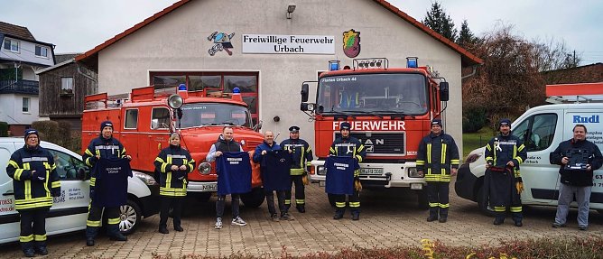Die Urbacher Feuerwehrleute mit ihren Sponsoren (Foto: M.Krause) Die Urbacher Feuerwehrleute mit ihren Sponsoren (Foto: M.Krause)