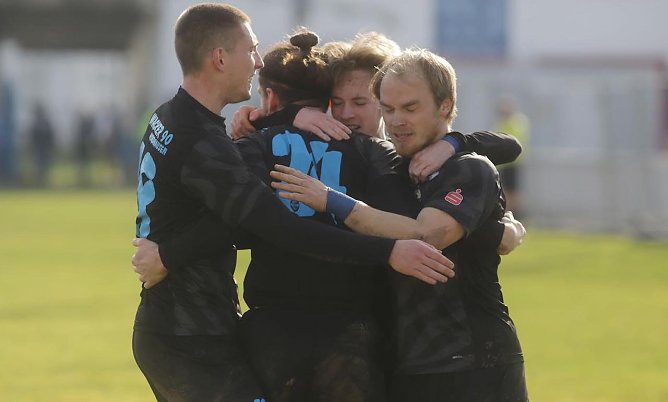Jubeltraube heute Nachmittag im AKS mit Torschütze Robert Knapp (Foto: M.Liedke) Jubeltraube heute Nachmittag im AKS mit Torschütze Robert Knapp (Foto: M.Liedke)