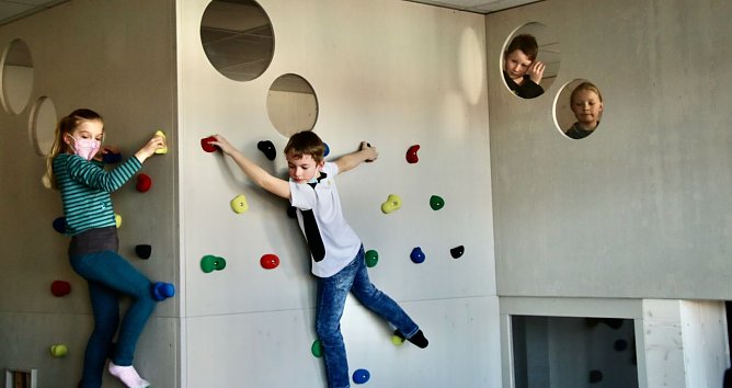 Das "Mobiliar" f&uuml;r die zwei Abenteuerr&auml;ume der Grundschule wurde von der Service-Gesellschaft gefertigt (Foto: agl)