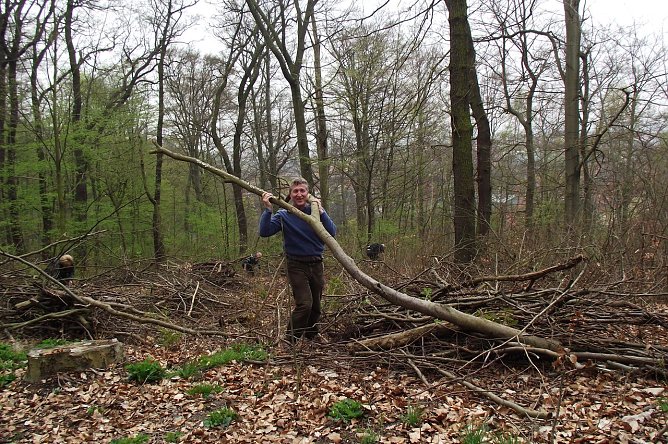 Klaus Zeh bei Aufr&auml;umarbeiten im Gehege im April 2014 (Foto: Kurt Frank)