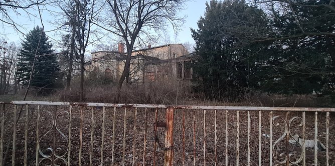 Einladend wirkt das Gel&auml;nde des Lindenhofes nicht unbedingt (Foto: nnz)