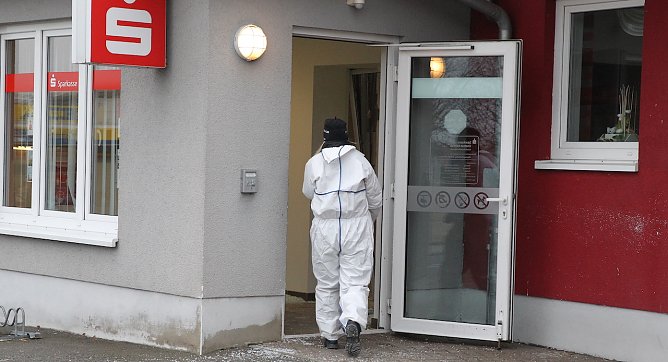 Ermittler untersuchen den Tatort in H&uuml;pstedt (Foto: S.Dietzel)
