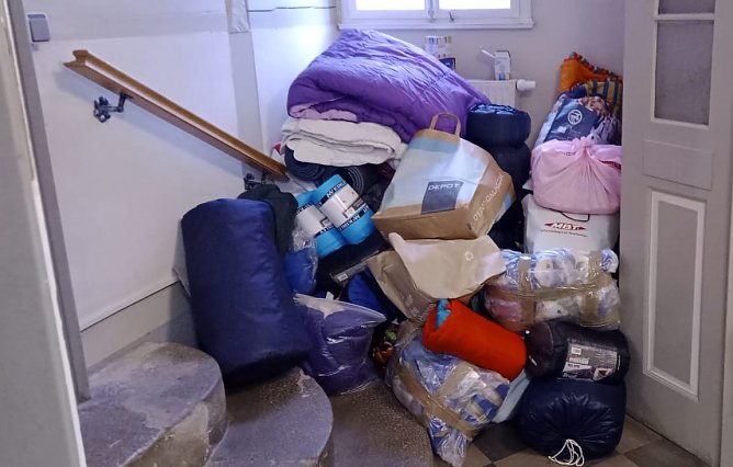 Im Kila stapeln sich die gespendeten Hilfsg&uuml;ter (Foto: F.Tuschy)