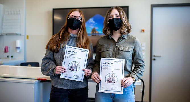 Die Preistr&auml;gerinnen Charlotte Post und Jasmina Rogge mit ihrem Diplom (Foto: C.Keil)