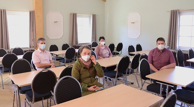 Sitzprobe auf den neuen Stühlen im Dorfgemeinschaftshaus (Foto: Stadtverwaltung Nordhausen) Sitzprobe auf den neuen Stühlen im Dorfgemeinschaftshaus (Foto: Stadtverwaltung Nordhausen)