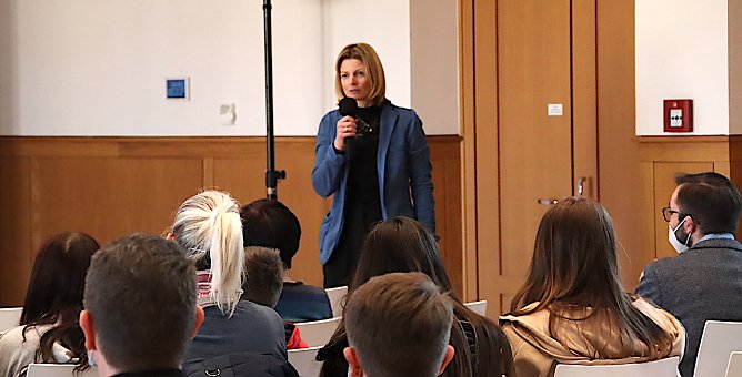 Auswertung des Sch&uuml;lerferien-Projekts durch B&uuml;rgermeisterin Alexandra Rieger (Foto: Stadtverwaltung Nordhausen)