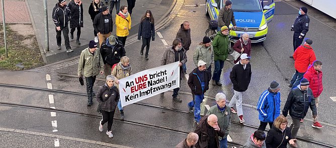 In kleinen Gruppen zog die Gruppe zum Bahnhof (Foto: oas)