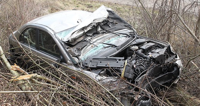 Zerst&ouml;rtes Fahrzeug nach Unfall auf der A38 bei Nordhausen (Foto: S.Dietzel)