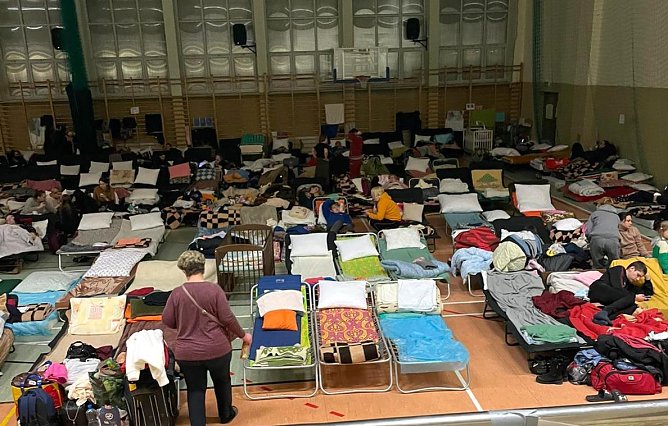 Foto aus einer polnischen Turnhalle, wo ukrainische Fl&uuml;chtlinge  erstuntergebracht werdene (Foto: T.Kirschner)
