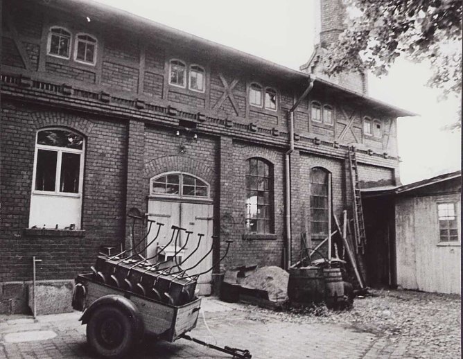 Die frühere Brennerei Selmar Schulze. Steht sie noch? Die Führung klärt es auf. (Foto: T.Müller) Die frühere Brennerei Selmar Schulze. Steht sie noch? Die Führung klärt es auf. (Foto: T.Müller)