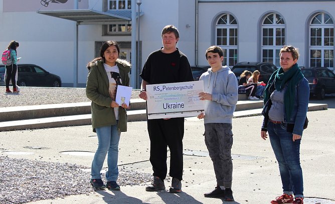 Fereshta Akhlagi, Alexander L&ouml;schner und Obada Chanan &uuml;bergeb Geld und Scheck an  Stephanie Tiepelmann-Halm (v.l.n.r.) (Foto: oas)